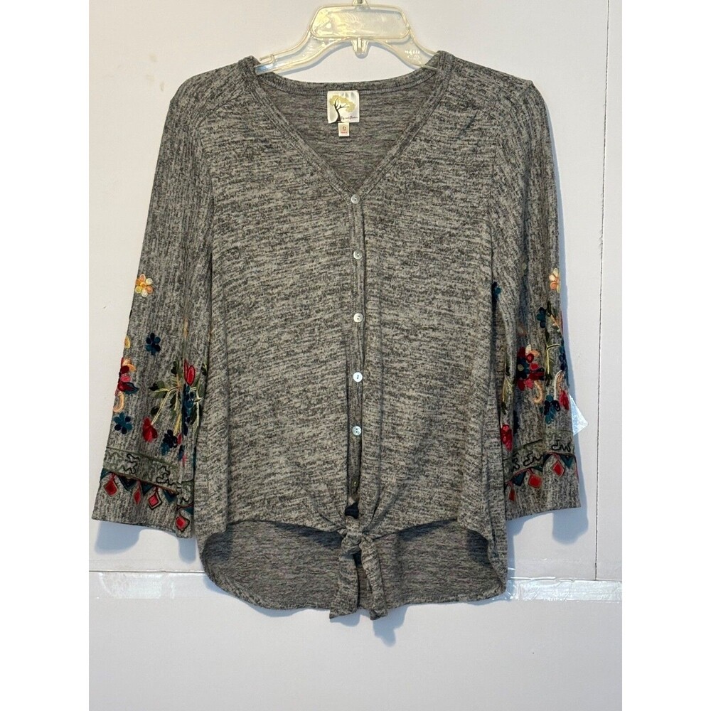 Fig & Flower Gray Embroidered Floral Top, Size Large High Low, Relaxed, Knot